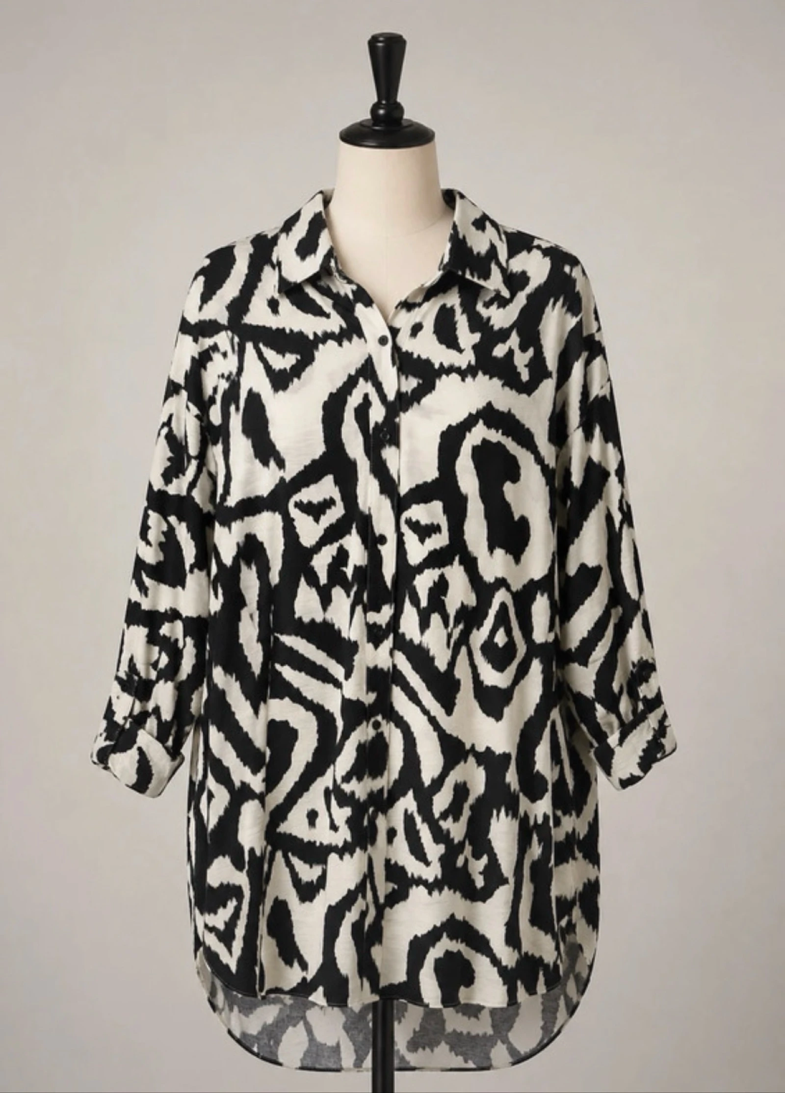 Camisa oversize estampada blanco y negro